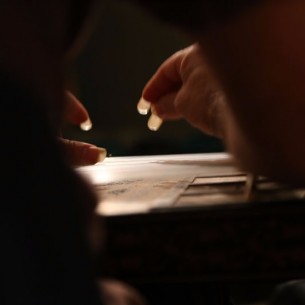 Qassis_fingers-over-the-Canon